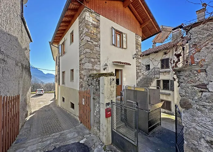 Bbkey La Cjase Sot La Strete Nyaraló *